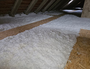 Zateplení stropu bytového domu pomocí foukané izolace